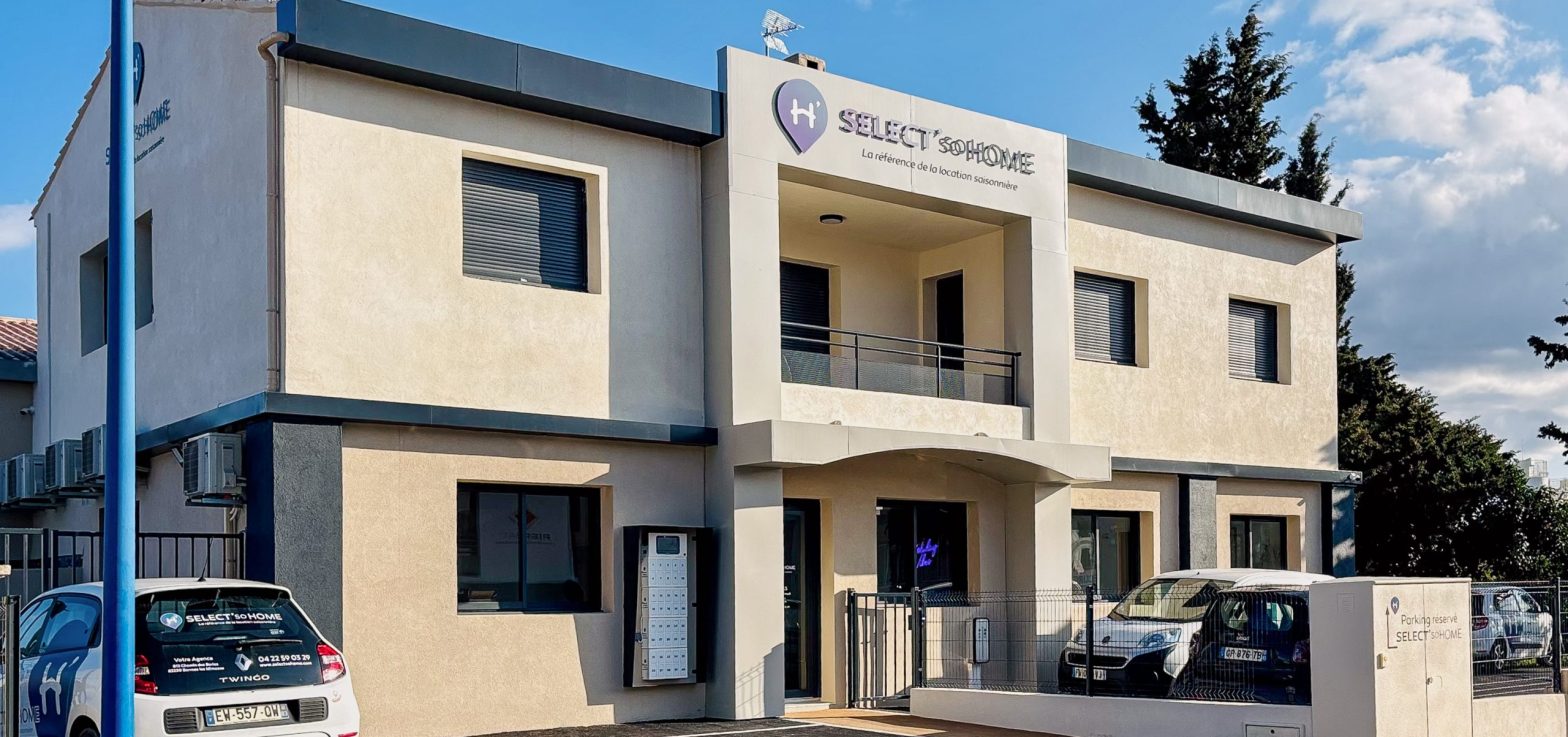 Historiquement implantée au cœur du Lavandou, SELECT'soHOME, la filiale du Groupe Piersanti dédiée à la location de vacances et à la conciergerie, franchit une nouvelle étape dans son développement. L’équipe accueille désormais voyageurs et propriétaires dans des locaux plus spacieux et modernes, conçus pour offrir une expérience optimale. L’aménagement intérieur, inspiré de l’univers des vacances, reflète l’esprit convivial et chaleureux qui fait la singularité de select’soHome. Idéalement situé au carrefour des zones de locations du Lavandou et de Bormes-les-Mimosas, ce nouvel emplacement facilite l’accueil des vacanciers comme des propriétaires. Avec plus de 80 biens gérés, SELECT'soHOME développe une activité de conciergerie complète : gestion des locations saisonnières, accueil et accompagnement des voyageurs, suivi et entretien des logements pour les propriétaires. Une offre clé en main qui garantit à chacun sérénité et qualité de service. SELECT’soHOME, déménage à Bormes !